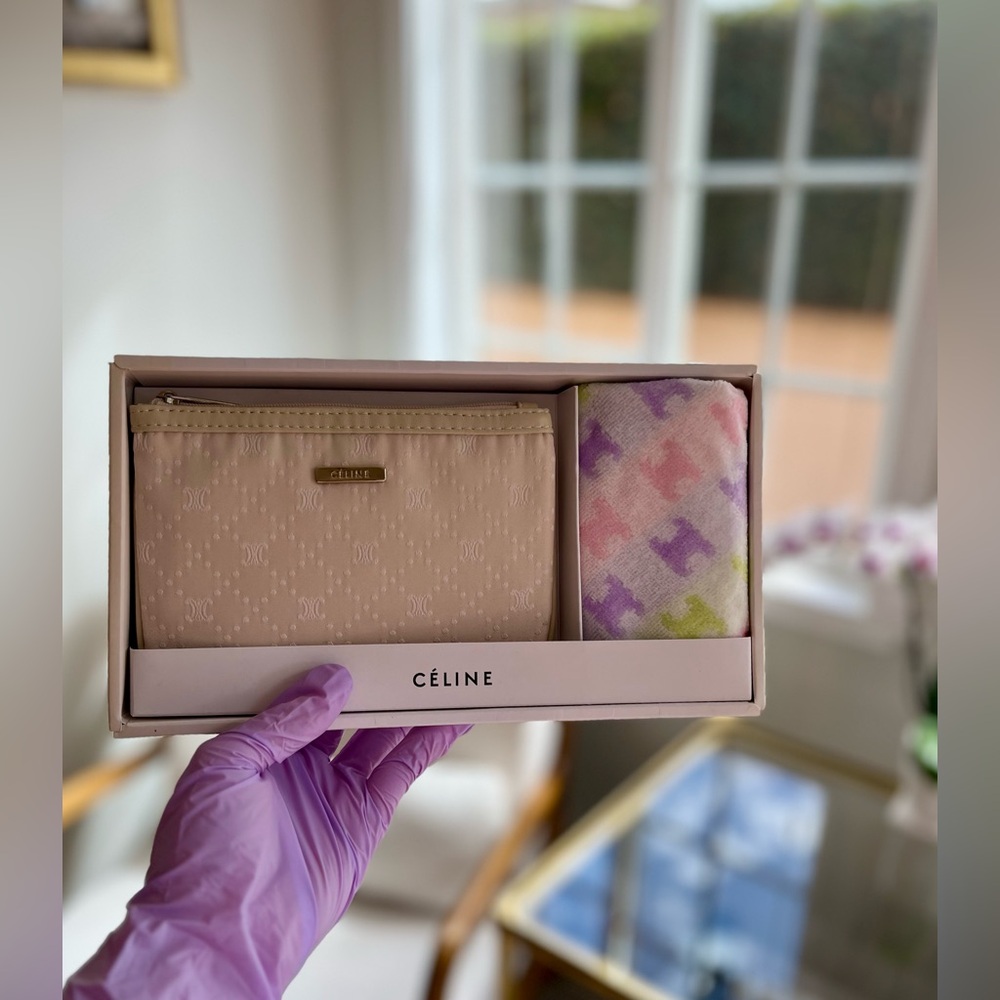 CÉLINE Triomphe Gift Set Pouch and Towel NEW